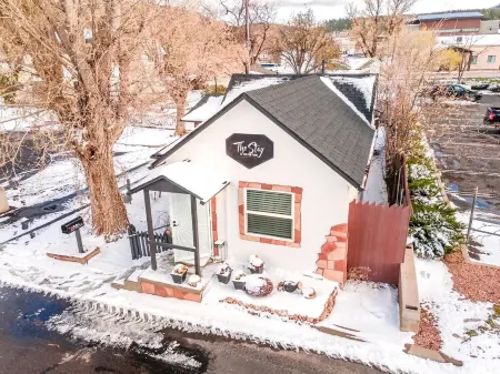 The Stay at Six•One•Four / Walk Right Out to Route 66 Отели в г. Уильямс