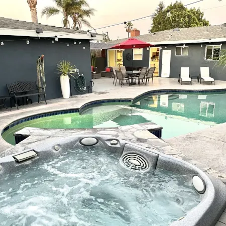 HEATED POOL & JACUZZI, QUIET, AIRY SPA LIKE BACKYARD, NEAR NEWPORT BEACH