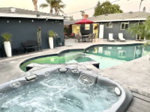 HEATED POOL & JACUZZI, QUIET, AIRY SPA LIKE BACKYARD, NEAR NEWPORT BEACH