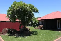 Plantation Style cottage short walk to beach and town Permit STPH2013/0004