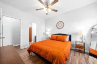 Close to everything in Clarksville and Fort Campbell; Dog-friendly Townhome. Ft Campbell Perimeter Bridge (Parking Lot) 주변 호텔