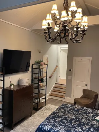 Sophisticated Studio in the ‘Boro Отели рядом с достопримечательностью «Greenway Trailhead»