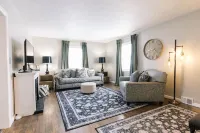 King Suite by Mkat Interior Designs