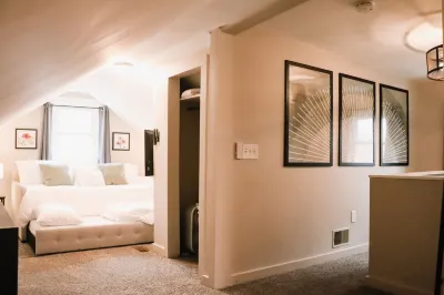 Cozy 3 bedroom Bungalow near Auburn Hills Hotels near The Crofoot