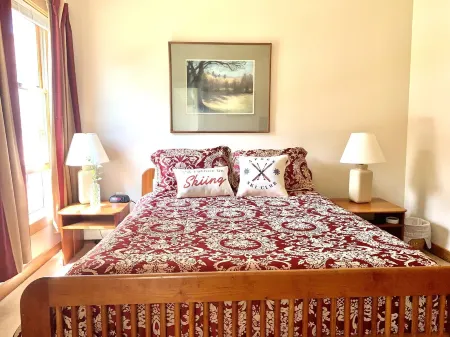 ⛷ 1BR Ski-Home Condo. Pool/Hot Tub/Sauna. Short walk 2 lifts, golf, hikes.