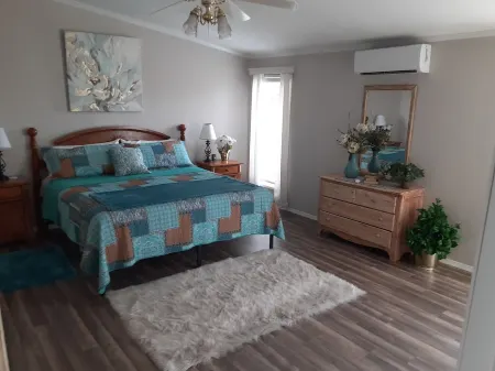 Country Living on Acreage with Pond Отели в г. Хант