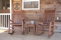Secluded cabin perfect getaway for couples or ideal for small families!