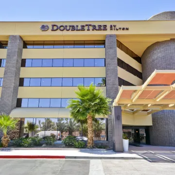 DoubleTree by Hilton Phoenix North Hotels near North Mountain