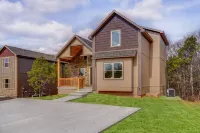 Pine Cone Lodge-Private Hot Tub, Pool Table, 2 Pools & Splash Pad, Pet Friendly!