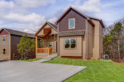 Pine Cone Lodge-Private Hot Tub, Pool Table, 2 Pools & Splash Pad, Pet Friendly!