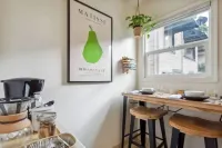 Stylish Flat with Free Parking in Downtown Albany 타겟 주변 호텔