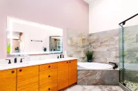 UPSCALE Sedona VIEWS-heated POOL-golf-hot tub-Pball-tennis-fireplace-PRIVATE