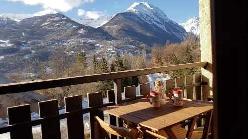 Large Studio Cabin with magnificent view of the Mountains Hotels in Vallouise