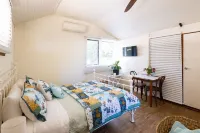 Romantic couples mini cottage in large secluded garden — 5 min to town