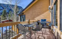 Beautiful 3 bedroom with private hot tub, walkable to town and trails