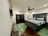Lucky Duck on Rio Grande River with Hottub & 5 Bathrooms