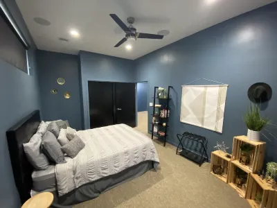 Modern Smart Home with Gym Membership & Jacuzzi Tub Hotel in zona Thompson Hall