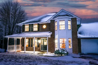 ROSELAWN RETREAT: Firepit, Gameroom, Views! Huge Gorgeous home 5 mins to the Ark JB 밀러 공원 주변 호텔