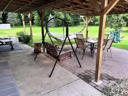 Cozy 4-bedroom house in adorable Watervliet with fitness room, WiFi