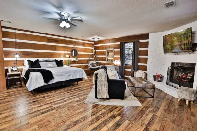 Honeymoon Getaway•Hot Tub•Fireplace•VIEWS•Seclusion Hotels near Mountain Brothers General Store