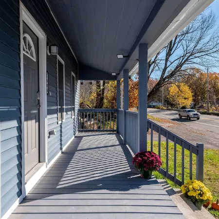 Beautiful Renovated Townhome w/parking