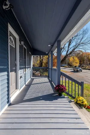 Beautiful Renovated Townhome w/parking