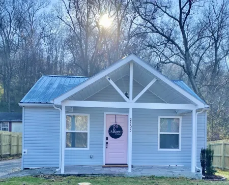 Private 2mile UT, Worlds Fair Park, Thompson Boling Arena Отели рядом с достопримечательностью «Regal Riviera»