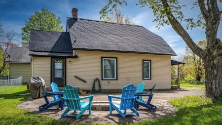 Walk to Downtown & Lake - 6 Miles to Ski & Golf