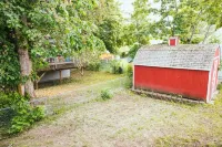 Hot Tub and Spacious Backyard Close to Lake!