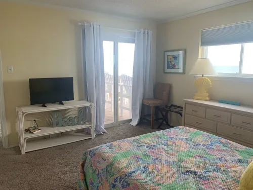 Oceanfront Condo Queen’s Grant - WiFi, Pool, Boat Ramp & Dock
