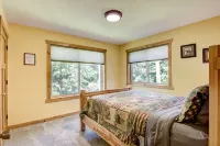 Amazing River House with Covered Patio! Sleeps 10-14. Kayaks,Fireplace,Games.