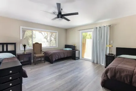 Over 3,000 Feet of Desert Oasis-Perfect for Friends & Family. Free Tesla Charger Отели рядом с достопримечательностью «Юкка Вэлли Элементари Скул»