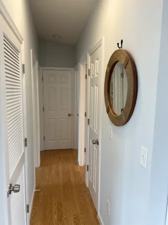 Welcome to Our Breezy, Bayside, Beach House! Отели рядом с достопримечательностью «Бичфронт»