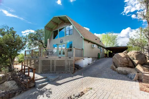2 miles to downtown Whiskey Row! Cozy Boulder Cabin is family friendly with spa!