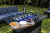 4BR Charming Home-Walk UF 2mi -Park-King Bed-Games-BBQ-Firetable-Backyard fenced