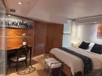 5-Bedroom 6000SF wood and glass retreat in Atlanta, surrounded by greenery. - Balkoner