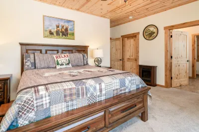 Brownie Bear Cabin W/ Hot Tub, Walk to Snow Summit