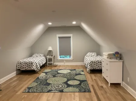 Lakefront Custom Home /w Private Dock on Cove.  Finished Basement.  2 Kitchens Отели в г. Фолстаун