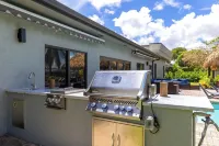 Complete Tropical Staycation,Heated Pool, Pool Table, 5 Bedrooms, 9 Beds, 4 Bath