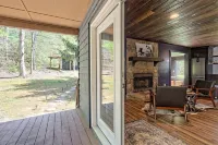 BRAND NEW! Romantic bungalow w/hot tub- minutes from downtown Blue Ridge