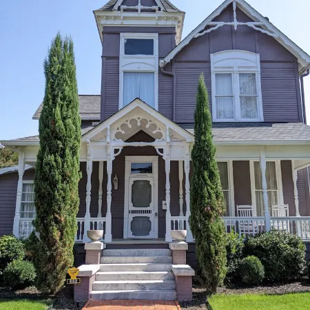 Historic Victorian Home near UNA and Downtown