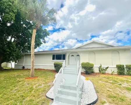 Your Perfect Westcoast Vacation Getaway12 guests, Pool, A beautiful deck!!! Hoteles en Whitfield