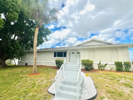 Your Perfect Westcoast Vacation Getaway12 guests, Pool, A beautiful deck!!!