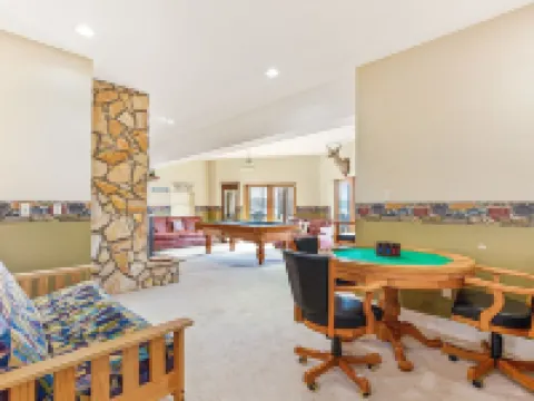 Huge Lakefront Home with private hot tub, dock, and pickle-ball court 庫庫酒店