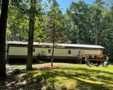 Cozy Modern Cabin in the Woods Hotels in Paupack Township