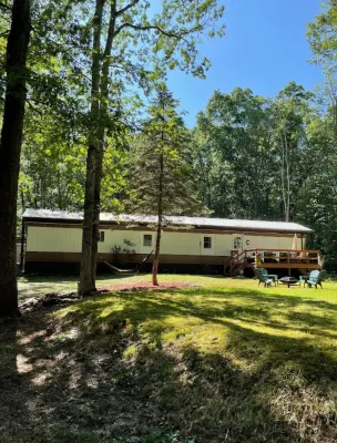 Cozy Modern Cabin in the Woods Hotels in Paupack Township