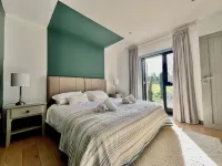 Luxury barn conversion near Padstow - stunning ocean views, garden and hot tub Hotels in Wadebridge