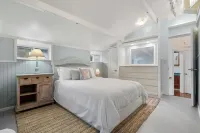 2BR/2BA Harborside Home · Fenced Backyard · Ocean View ·Walk to Rocky Neck+Beach