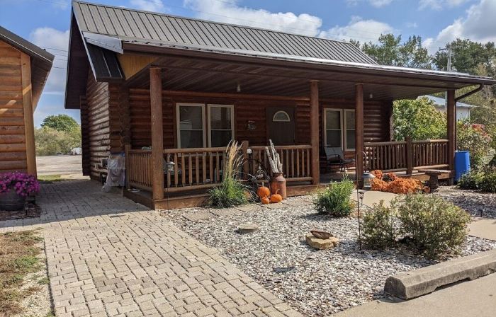 Cozy Cabin-real log cabin stay. Loft bed, woodsy decor, clean & cozy!
