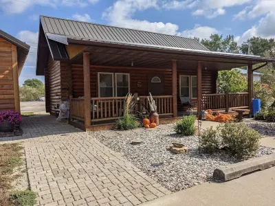 Cozy Cabin-real log cabin stay. Loft bed, woodsy decor, clean & cozy!